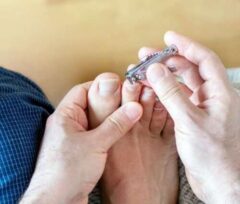 足の親指の爪を爪切りで整える様子
