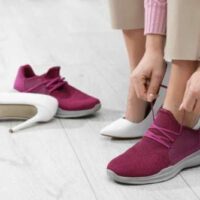 ハイヒールをスニーカーに履き替える