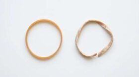 新品の輪ゴム(左)と、固くなりひび割れてちぎれかけた輪ゴム(右)