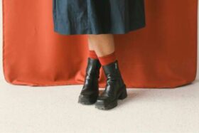 赤い靴下に黒いショートブーツを合わせた足元